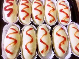 12、香葱芝士肉松包,在表面刷上蛋液，挤上番茄酱