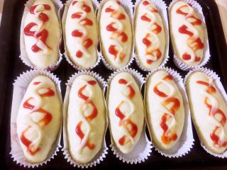 13、香葱芝士肉松包,挤上沙拉酱