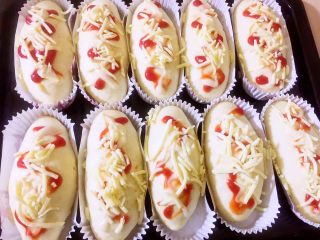 14、香葱芝士肉松包,放上芝士碎