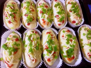 15、香葱芝士肉松包,放上香葱粒