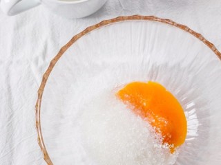 2、自制哈根达斯冰淇淋,在蛋黄部分加入白砂糖和牛奶搅拌成糊状