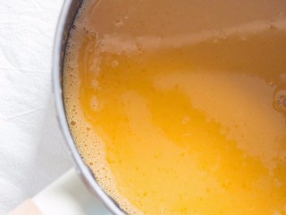 3、自制哈根达斯冰淇淋,把蛋黄糊倒入锅里，小火加热，遍加热边搅拌，避免蛋黄糊变成蛋花，冒出小泡泡即可