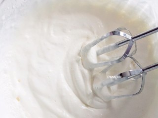 4、自制哈根达斯冰淇淋,淡奶油用打蛋器打发成奶油，打蛋器提起能有小尖角，一根筷子能立起来