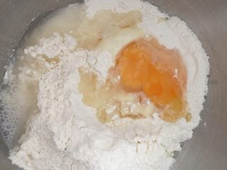 3、早餐自制手擀葱油捞面,加入水和盐