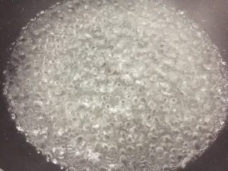 23、早餐自制手擀葱油捞面,锅里放入足够量的水，烧开，大火喔