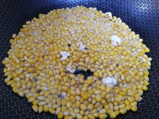 3、焦糖爆米花,小火加热，玉米开始爆了。