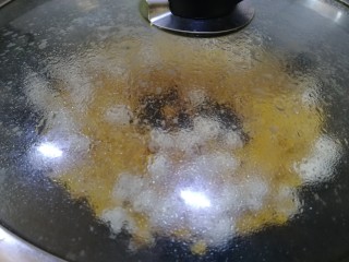 4、焦糖爆米花,迅速盖上锅盖。