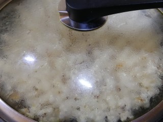 5、焦糖爆米花,过程中晃动炒锅，使其受热均匀，直到玉米粒全都爆开。