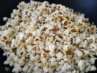 6、焦糖爆米花,把爆米花倒出来凉晾。