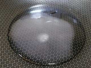 7、焦糖爆米花,锅里加白糖和清水，糖和水的比例是2：1。