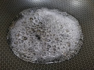 8、焦糖爆米花,不要搅拌，中小火加热融化，加热到糖汁起大泡。