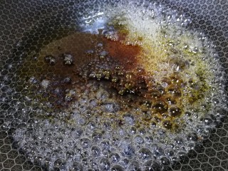 9、焦糖爆米花,变成焦糖色。