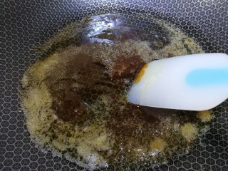 11、焦糖爆米花,搅拌至黄油融化。