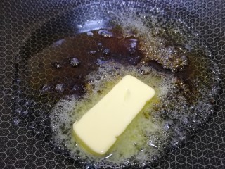 10、焦糖爆米花,放入黄油关火。