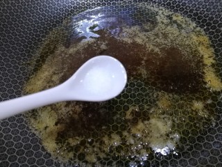 12、焦糖爆米花,加盐增加甜味。