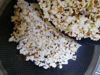 14、焦糖爆米花,把爆好的玉米花倒入糖浆中。