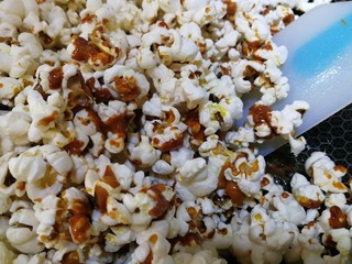 15、焦糖爆米花,快速用铲子翻拌均匀
