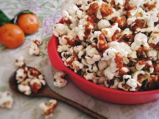 16、焦糖爆米花,倒出摊开凉晾，香甜酥脆。