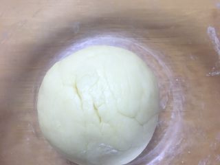 4、宝宝零食系列～玉米酥,用手搓成表面光滑的面粉团