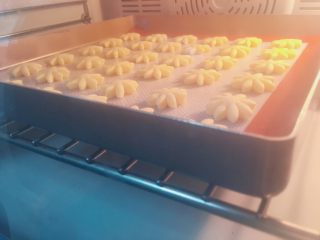 6、宝宝零食系列～玉米酥,然后用模具压出自己想要的花纹接着放入烤箱，上火150度下火130度烤25分钟，烤箱事先预热10分钟，（没有模具的可以直接做成圆形用拇指按压即可）