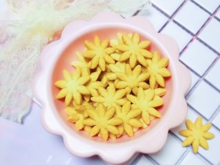 7、宝宝零食系列～玉米酥,出烤箱后放凉就可以食用咯，营养又带点奶香味的玉米脆弱做好了。