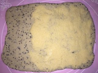 7、黑芝麻椰蓉面包棒,松弛好的面团擀成长方形，然后翻面后在表面的2/3的地方抹上椰蓉馅
