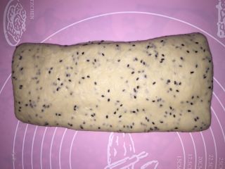 8、黑芝麻椰蓉面包棒,将未抹上椰蓉馅的部分向内折，再折到抹上椰蓉馅的1/3面皮上，再把面团包起来，放入冰箱里冷冻30分钟