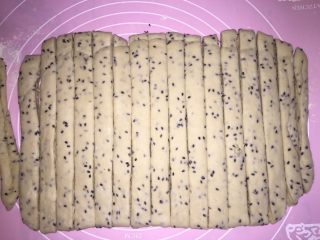 9、黑芝麻椰蓉面包棒,冷冻好的面团，用擀面杆擀长点，再修去四周，再均匀的切成条，不要太小条