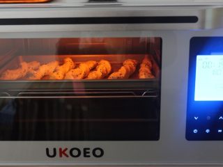 12、黑芝麻椰蓉面包棒,发酵好后的螺纹条，拿出来在表面刷上一层蛋液，烤箱上下火预热180度5分钟，将烤盘放入烤箱中层，上下火180度15分钟