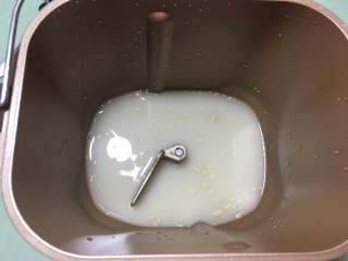 1、香葱猪肉馅小包子,先将酵母和水放入面包机桶内提前溶化一下。