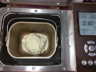 3、香葱猪肉馅小包子,10分钟后面团揉好,再使用发酵菜单进行发面,时间为30分钟。