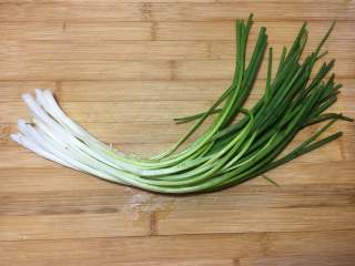 4、香葱猪肉馅小包子,面团发酵时间我们来准备猪肉香葱馅:首先将小香葱洗干净,控去水份。