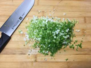 5、香葱猪肉馅小包子,然后切成香葱碎备用。