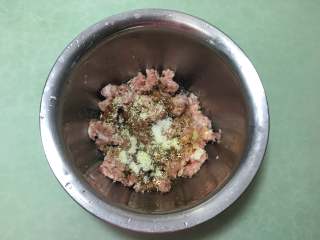 6、香葱猪肉馅小包子,将猪肉馅放入盆中,加入各种调料。