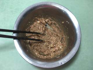 7、香葱猪肉馅小包子,然后用筷子搅拌均匀。