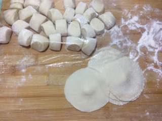 12、香葱猪肉馅小包子,然后擀皮。