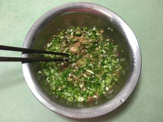 8、香葱猪肉馅小包子,再加入提前切好的香葱碎。