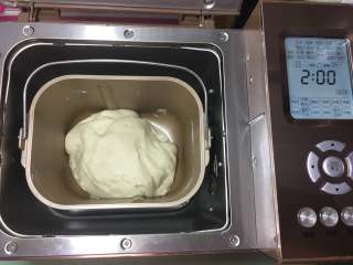 10、香葱猪肉馅小包子,面团30分钟后发酵完毕,这是发好的状态。