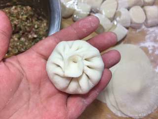 14、香葱猪肉馅小包子,然后包成包子形状。