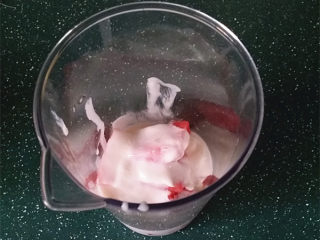 3、西瓜思慕雪,倒入自制的酸奶