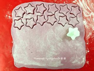 7、紫薯小面包,然后用饼干模具压出花型