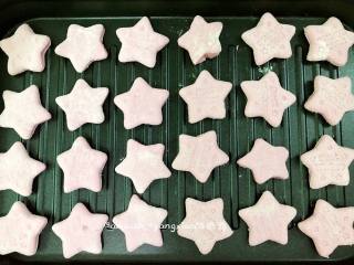 8、紫薯小面包,压出的的面团放在多功能锅的煎盘中进行醒发，面团变的胖胖的就可以了