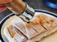 5、广式脆皮烧肉,在瘦肉面和侧面以及缝隙里都撒上五香粉,涂匀(不要把五香粉涂到肉皮上了)