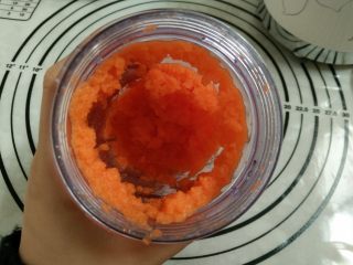 1、胡萝卜小餐包,1.将胡萝卜洗净切小丁放入料理机内加入30克水打成泥