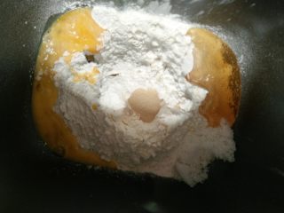 2、胡萝卜小餐包,2.将除黄油外所有材料入面包机（糖 盐对角放，酵母放面粉中间）揉至扩展阶段，即为可拉起较厚的薄膜