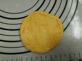 6、胡萝卜小餐包,6.取一块面团擀圆