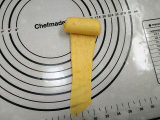 10、胡萝卜小餐包,10.擀长，再卷起