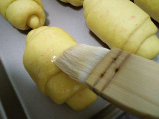 13、胡萝卜小餐包,13.发酵好取出刷蛋液
