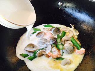 18、奶香浓郁 味道独特 简单易学 白汁海鲜意面,倒入步骤3备好的白汁（牛奶和淡奶油各90g），中火煮开。