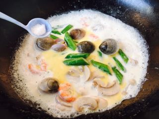 19、奶香浓郁 味道独特 简单易学 白汁海鲜意面,放入少许盐调味